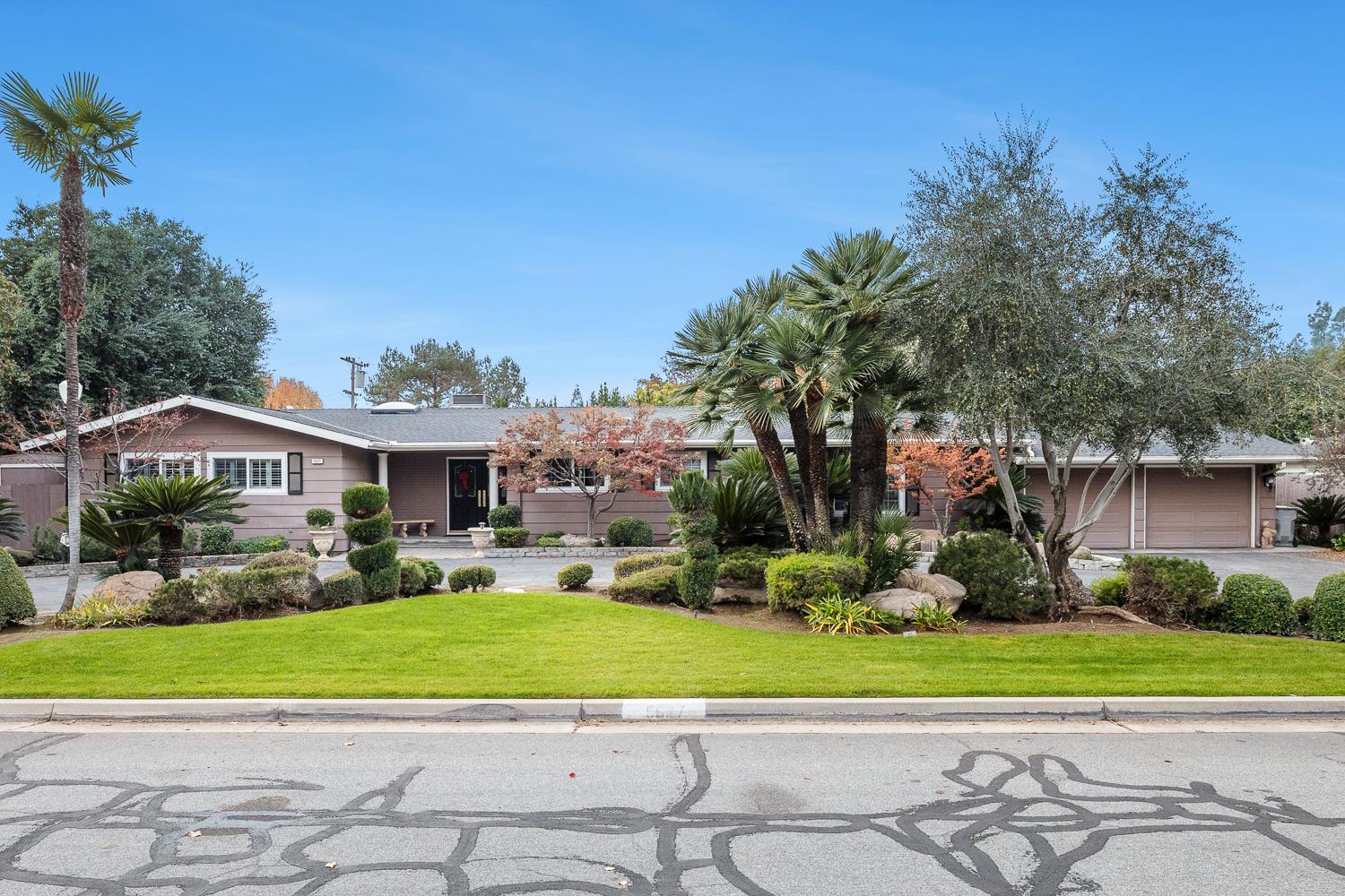 5627 N Kavanagh Ave, Fresno, CA 93711